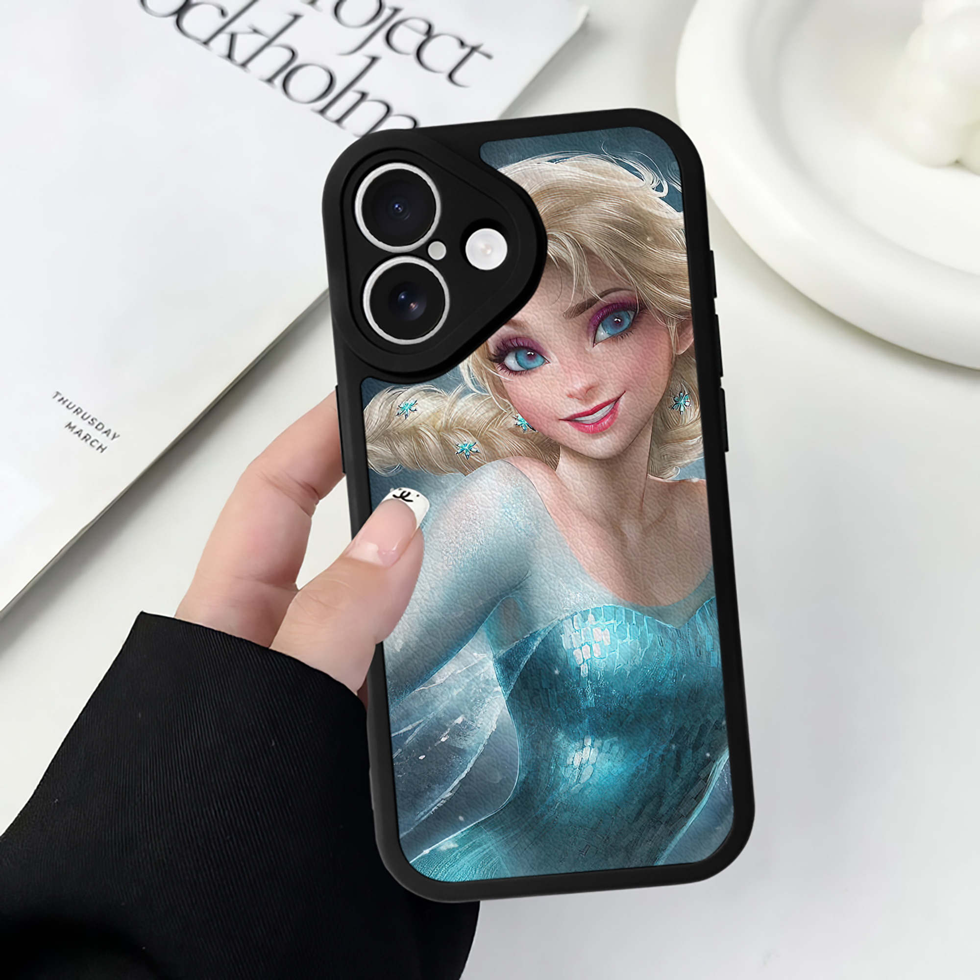 （画像用） アナと雪の女王 アンナ エルサ Frozen Anna Elsa 【iPhone 16シリーズ対応】シリコンスマホケース（レザー調） 材質：シリコン